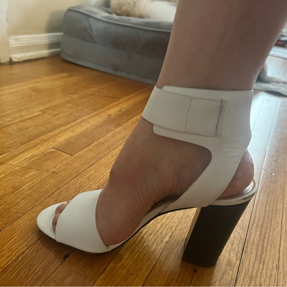 Michael Kohrs white sandals size 6